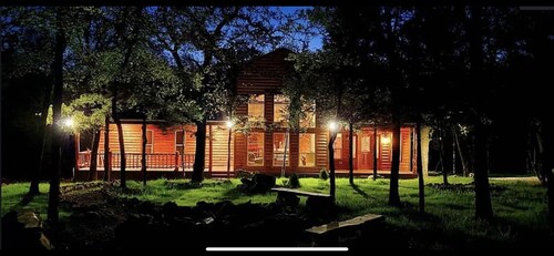 Relaxing Cabin Getaway near Lake Texoma ~ your retreat awaits! 