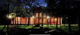 Relaxing Cabin Getaway near Lake Texoma ~ your retreat awaits! 