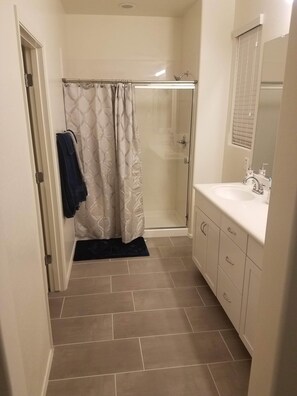 Combined shower/bathtub, hair dryer, towels, soap
