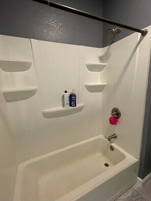 Combined shower/tub, hair dryer, towels, soap - Loft 1700B two blocks to Bart and Amtrak (Richmond)