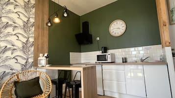 Fridge, microwave, stovetop, coffee/tea maker