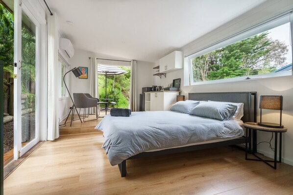 Tabla de planchar con plancha, wifi gratis y ropa de cama