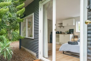 Iron/ironing board, free WiFi, bed sheets - La Cabine | Private studio 5 mins Peninsula Hot Springs, Golf, Beaches, Wineries (Tootgarook)