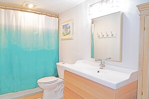 Kombination af bruser/badekar, hårtørrer, håndklæder, Sæbe