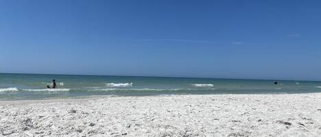 Beach nearby, sun-loungers, beach towels