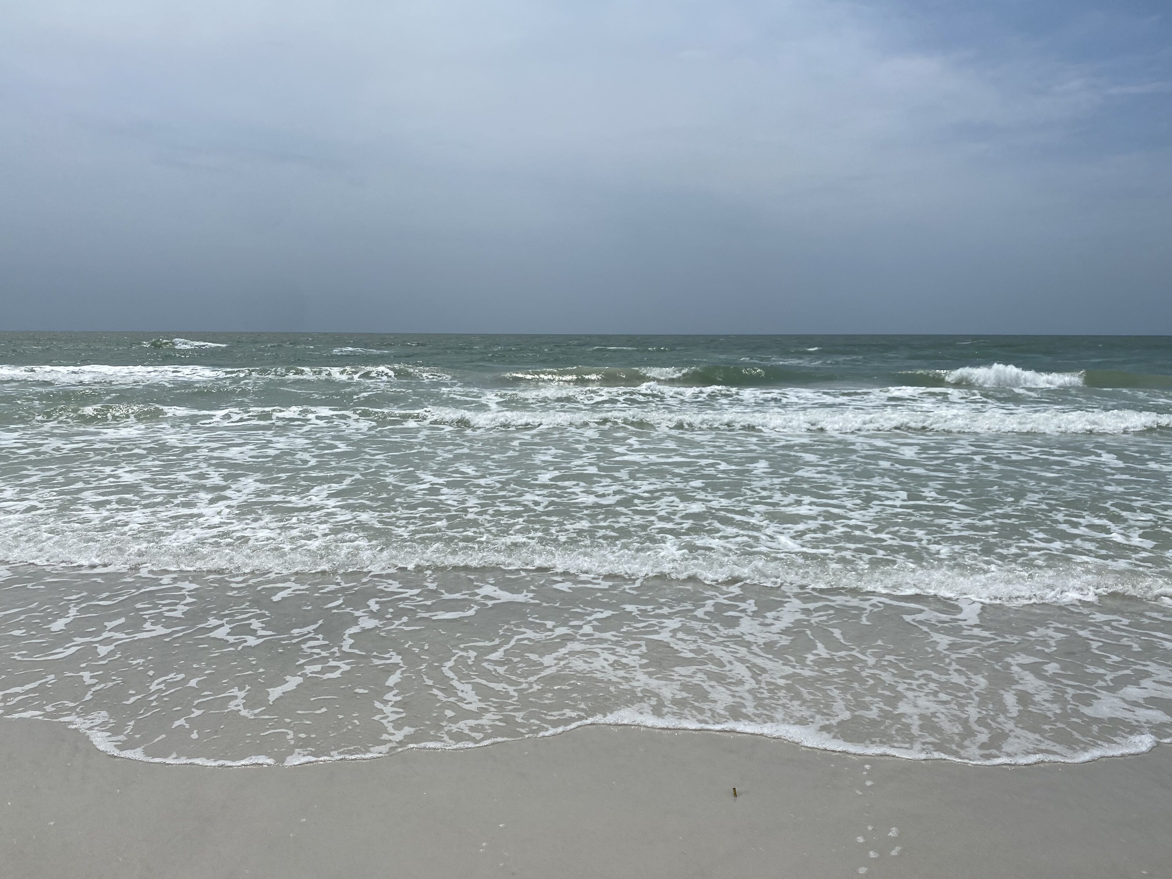 Playa en los alrededores, camastros y toallas de playa 