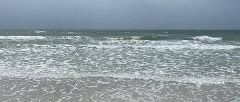 ビーチの近く、サンラウンジャー、ビーチタオル