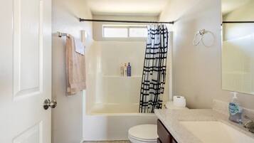 Suihkun ja ammeen yhdistelmä, hiustenkuivaaja, pyyhkeet, saippua