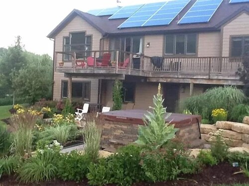 4bd 4ba spacious home w/hot tub, pool table, firepit, Pet Friendly