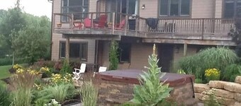 4bd 4ba spacious home w/hot tub, pool table, firepit, Pet Friendly