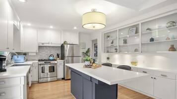 Micro-ondes, lave-vaisselle, cafetiĂšre/bouilloire