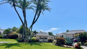 Un quartier résidentiel avec un panneau indiquant « Ocean Villas ».