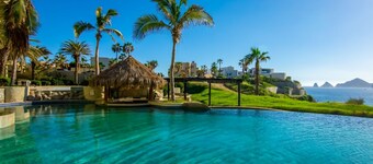 AWESOME OCEAN VIEWS, GREAT LOCATION, PERFECT VACATION