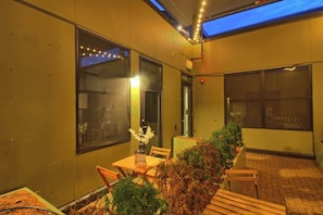 Outdoor dining - Chic Ultramodern Minimalist Studio Loft + Patio (Saint Louis)