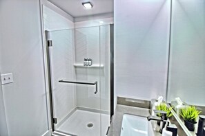 Shower, hair dryer, towels - Chic Ultramodern Minimalist Studio Loft + Patio (Saint Louis)