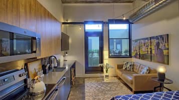 Coffee/tea maker, fridge, microwave, oven