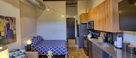 Desk, iron/ironing board, WiFi, bed sheets