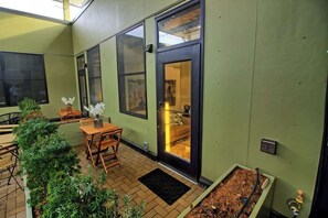 Outdoor dining - Chic Ultramodern Minimalist Studio Loft + Patio (Saint Louis)