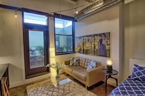 TV, offices - Chic Ultramodern Minimalist Studio Loft + Patio (Saint Louis)