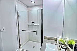 Shower, hair dryer, towels - Chic Ultramodern Minimalist Studio Loft + Patio (Saint Louis)