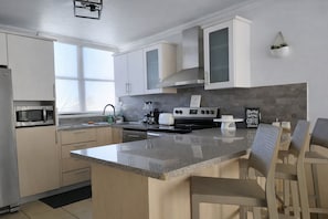 Refrigerador, microondas, horno y parrilla de estufa