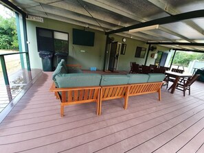 Outdoor dining - SEACLUDED-HOLIDAY HOUSE close to the beach, with Pool & deck (Dundee Beach)