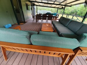 Outdoor dining - SEACLUDED-HOLIDAY HOUSE close to the beach, with Pool & deck (Dundee Beach)