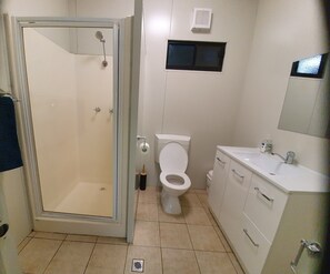 Bathroom - SEACLUDED-HOLIDAY HOUSE close to the beach, with Pool & deck (Dundee Beach)