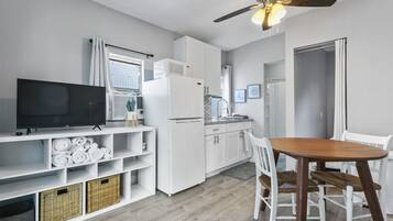 Refrigerador, microondas, parrilla de estufa y cafetera y tetera