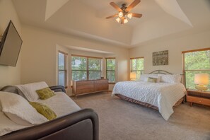 5 bedrooms, iron/ironing board, WiFi, bed sheets - Serenity Shores by Innsbrook Vacations! (Wright City)