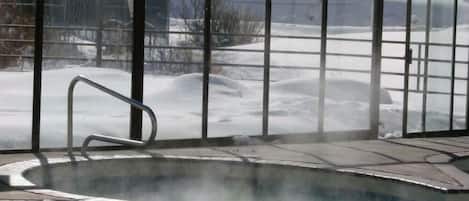 Una piscina al aire libre, una piscina climatizada