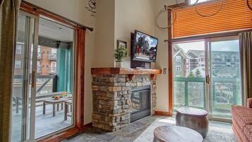 Televisión y chimenea