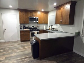 Een koelkast, een microgolfoven, een oven, een kookplaat