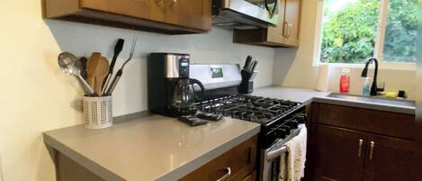 冷蔵庫、電子レンジ、オーブン、コンロ