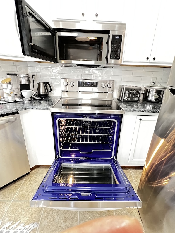 Refrigerador, microondas, horno y parrilla de estufa