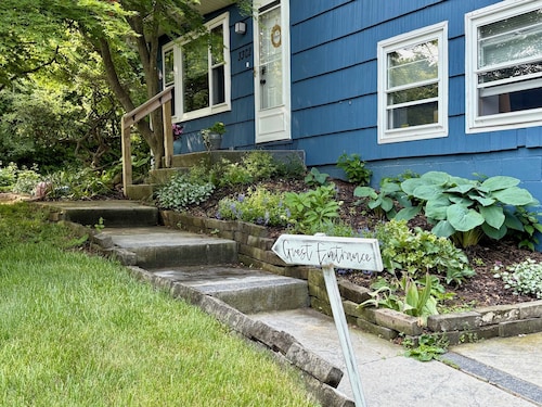 Secluded home-away-from-home with cook's kitchen, serving Ann Arbor & Ypsilanti