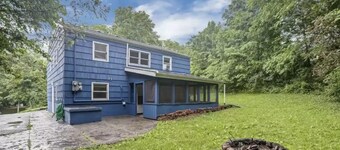 Secluded home-away-from-home with cook's kitchen, serving Ann Arbor & Ypsilanti