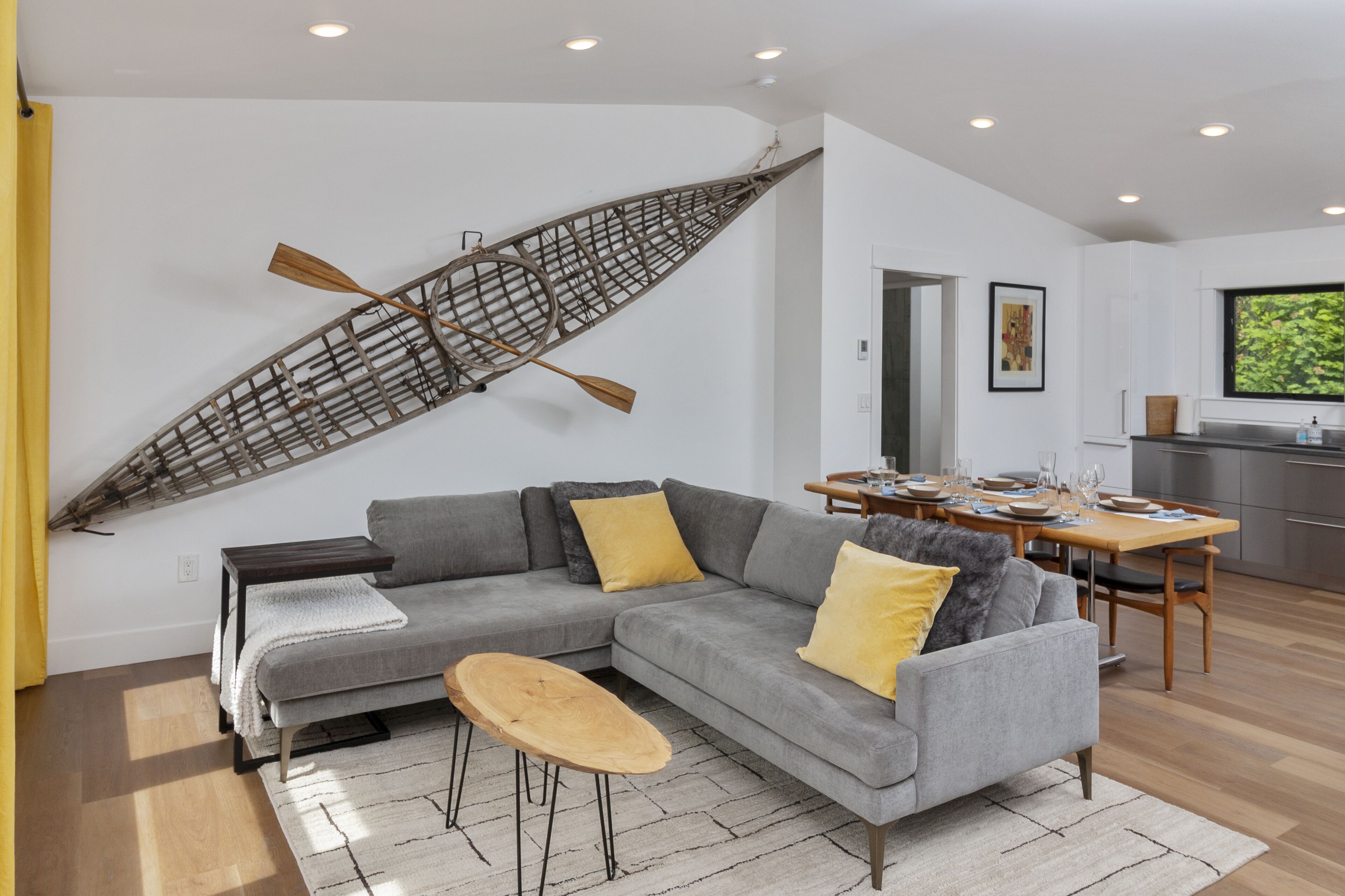 The Carriage House * Downtown * Sleek * Modern* SUNNY deck