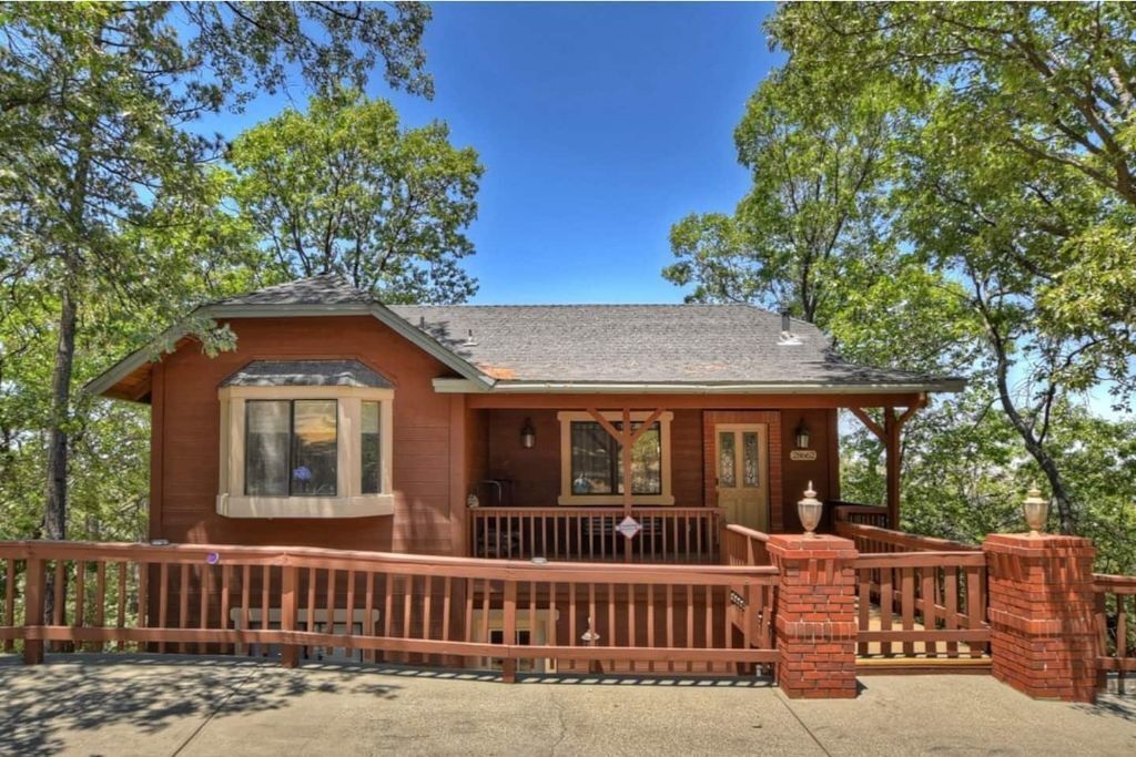 Mountain Getaway: Family-Style Cottage w/Deck