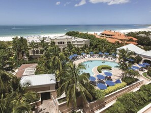 A resort with a pool, beach, and ocean view. - Suite on the beach, classy, large private patio (Marco Island)
