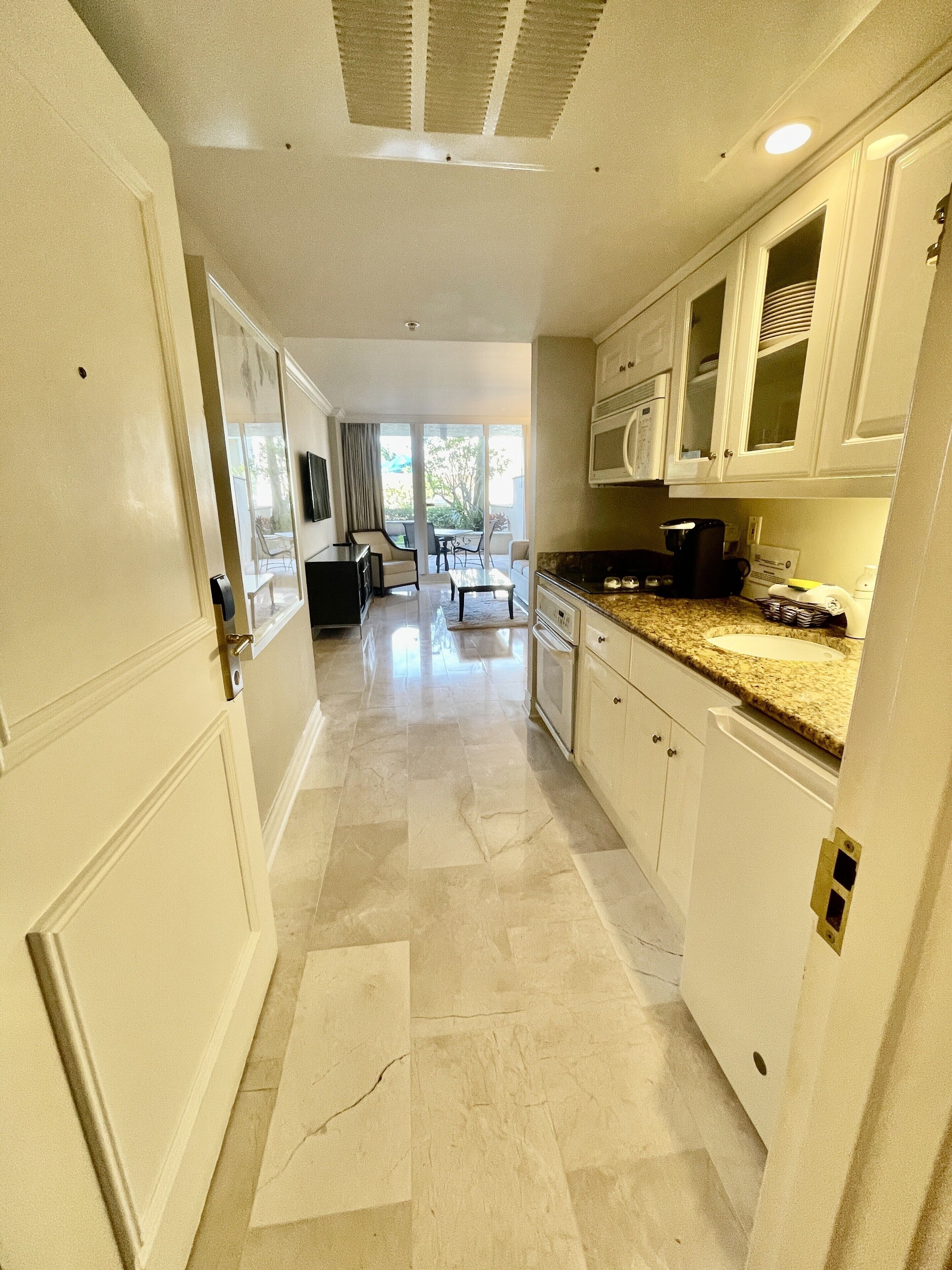Suite on the beach,classy,large PRIVATE patio,2pm check-in.Unit across from pool