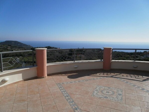 Property grounds - Villa Serenity a luxury relaxing retreat with swimming pool in Kymi Euboea (Misokampos)