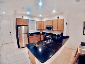 冷蔵庫、電子レンジ、オーブン、コンロ