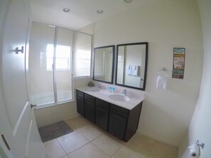 Combined shower/bathtub, hair dryer, towels, soap - Resort Townhouse 2BR 2.5BA 5 mi from Disney World❣ (Kissimmee)