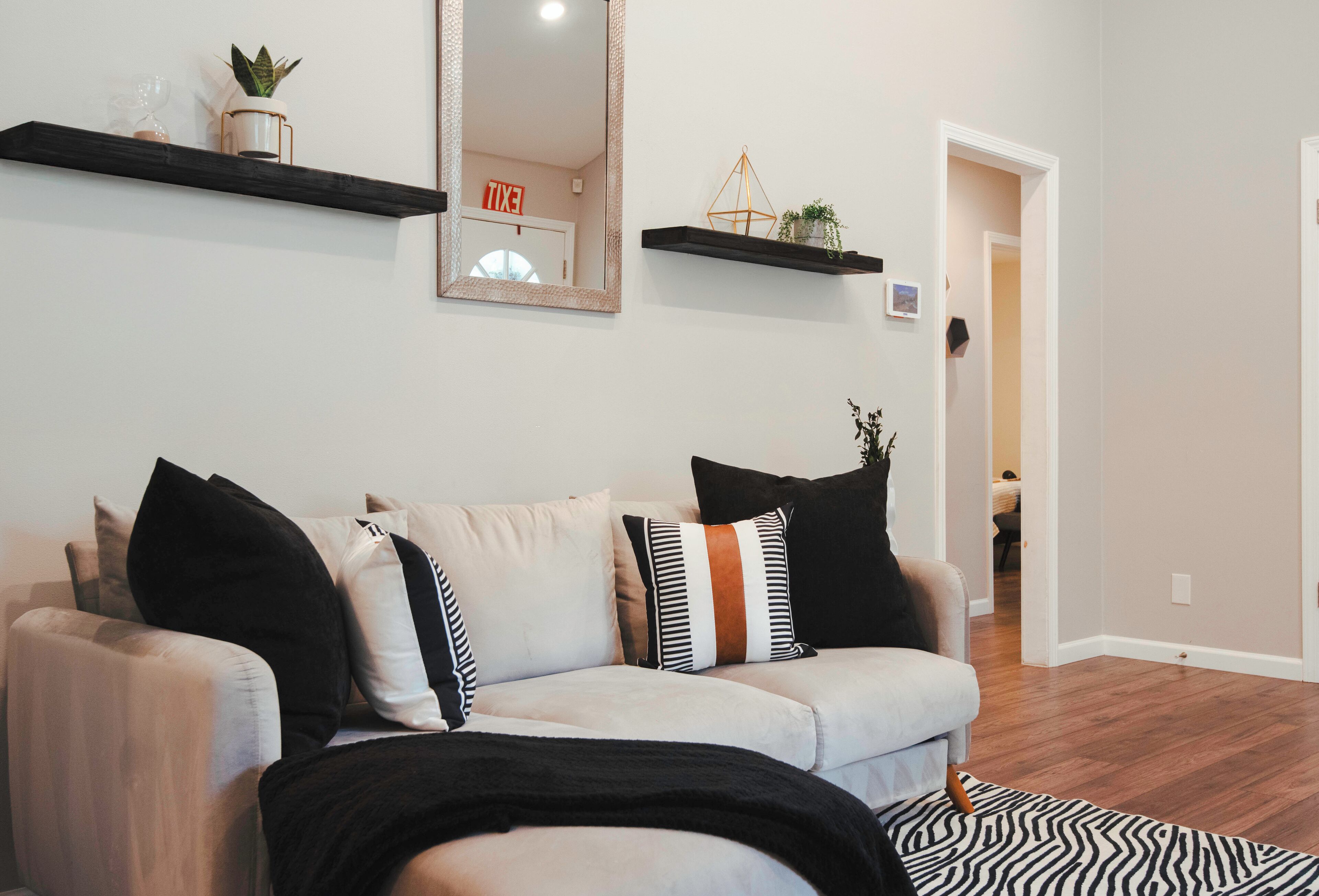 Televisor intel·ligent i llibres 