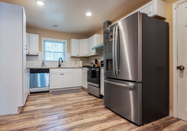 雪櫃、微波爐、焗爐、爐具