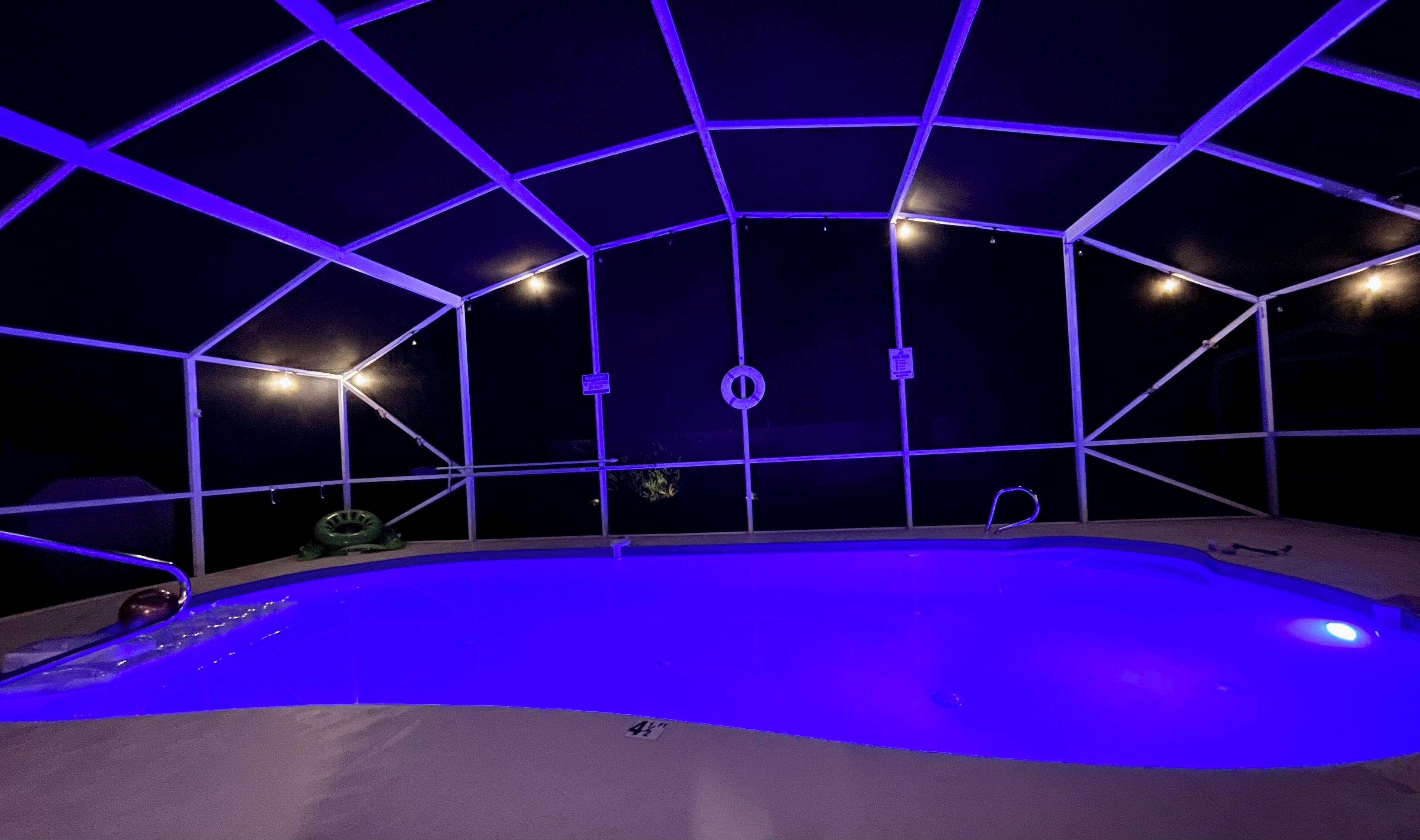 Utomhuspool och uppvärmd pool