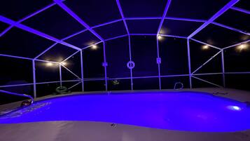 Utomhuspool och uppvärmd pool