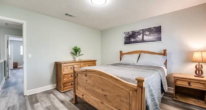 Fully Fenced |King Suite |Small Dogs Ok |Near NAS Jax|20 min to JIA |Month Stays Accepted| BBQ