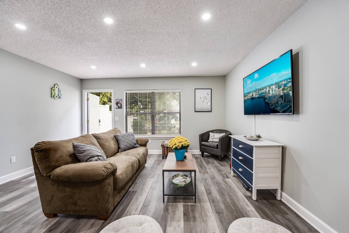 Fully Fenced |King Suite |Small Dogs Ok |Near NAS Jax|20 min to JIA |Month Stays Accepted| BBQ